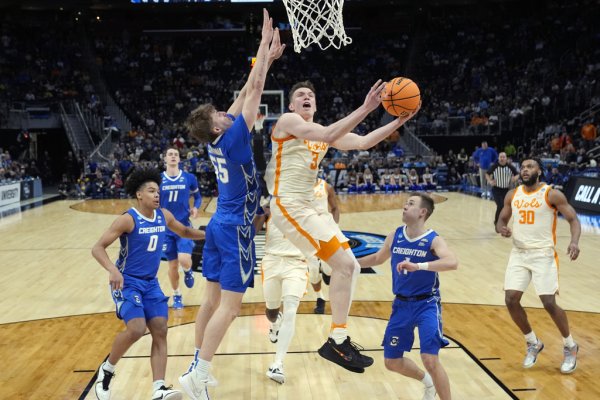   Dalton Knecht scores 24, Tennessee beats Creighton 82-75 to pull within a win of first Final Four