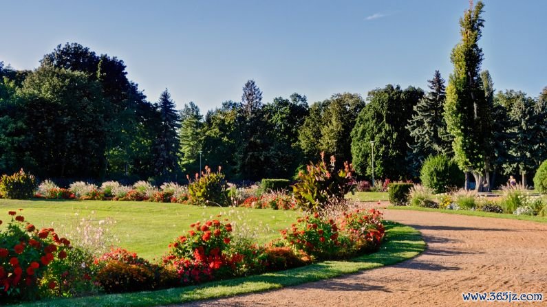 Rose Garden: Although the gardens are open all year, it's best to visit in the height of spring, when the flowers are in full bloom.