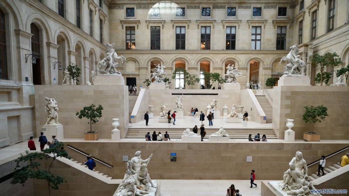 Sienna Charles has even managed to gain its clients private access to the Louvre. 