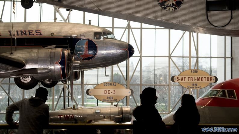 5. National Air and Space Museum, Washington: A Smithsonian Institution museum, the National Air and Space Museum's holdings include historic aircraft and spacecraft.