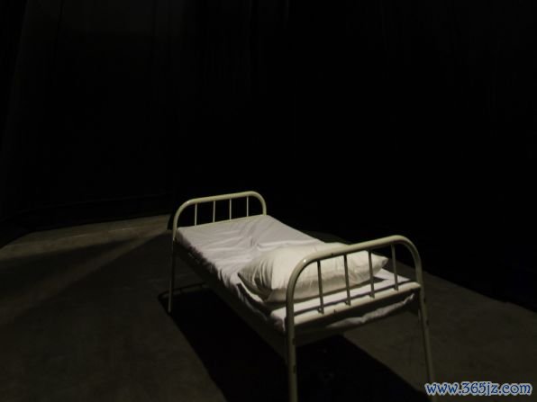 After Hong Kong artist Chan Dick's father passed away, he stared up at the ceiling, unable to sleep, as hazy memories flitted across his mind. In his video installation, viewers are invited to experience these fragmented images for themselves, while lying in a real bed.